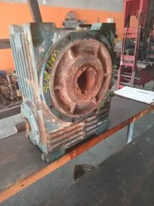Motoredutor de coroa e rosca sem fim WEG Cestari
